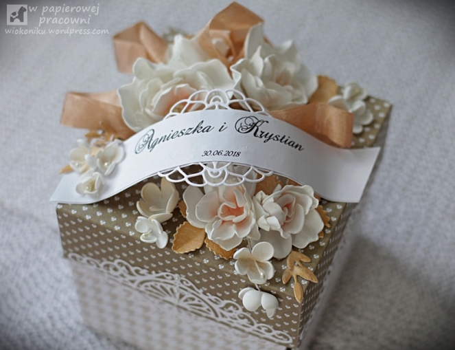  beżowy box slubny z białymi kwiatami