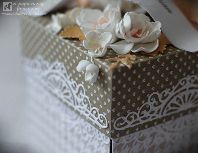 beżowy box slubny z białymi kwiatami