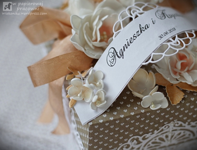 beżowy box slubny z białymi kwiatami